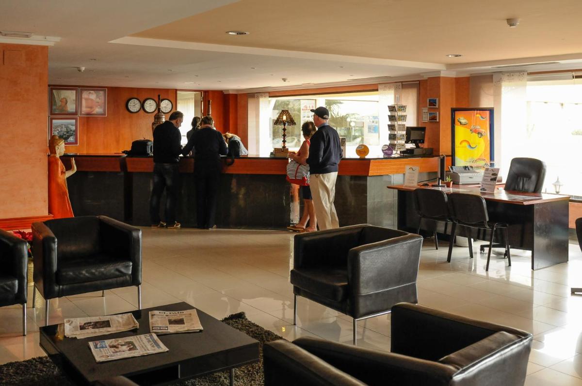 un grupo de personas de pie en un bar en un restaurante en Hotel Beatriz Playa & Spa, en Puerto del Carmen 69 fotos más