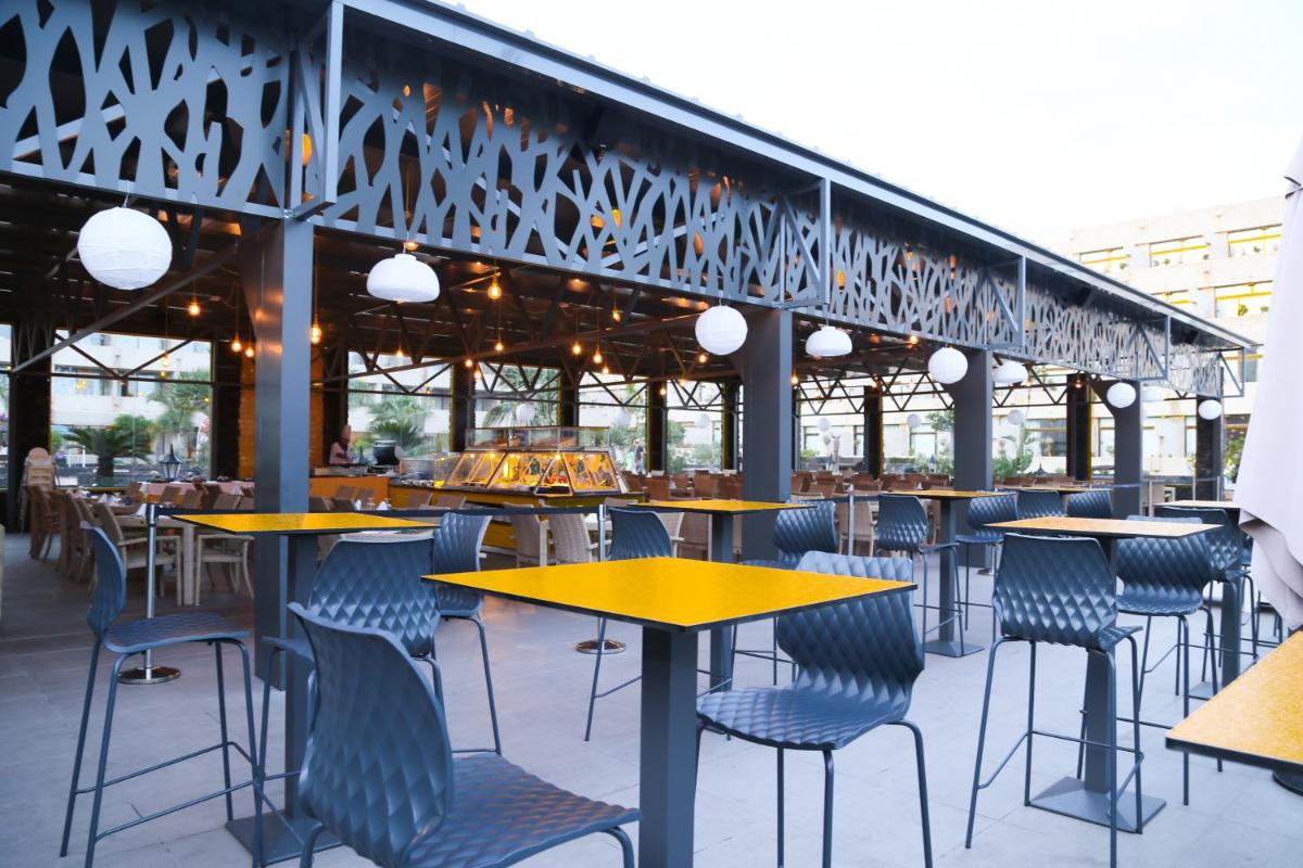 Un restaurante o sitio para comer en Hotel Beatriz Playa & Spa