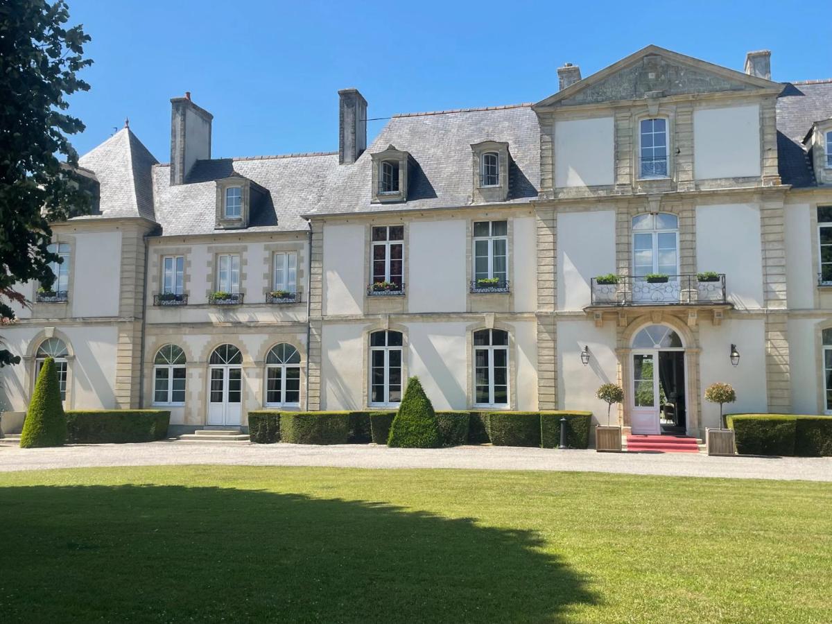 une grande maison blanche avec une pelouse devant dans l'établissement Grand Hôtel "Château de Sully" - Piscine & Spa -Teritoria, à Sully
