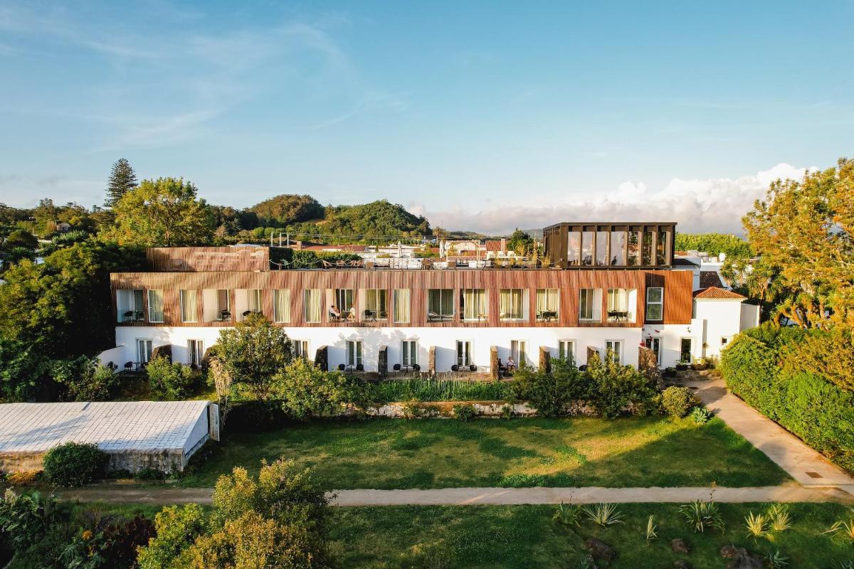 uma vista aérea de uma casa com quintal em Senhora da Rosa, Tradition & Nature Hotel em Ponta Delgada