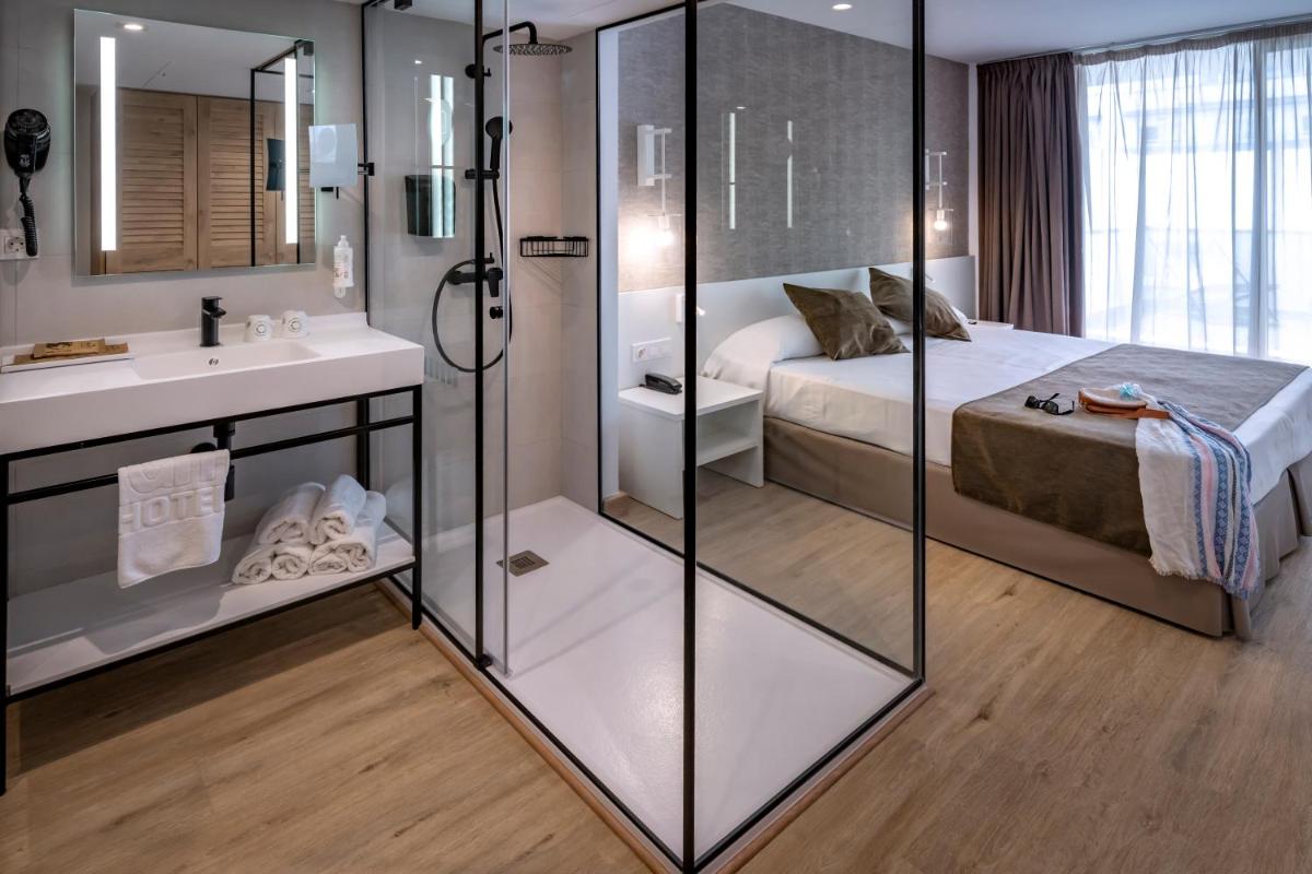 Cama o camas de una habitación en GHT Costa Brava & Spa