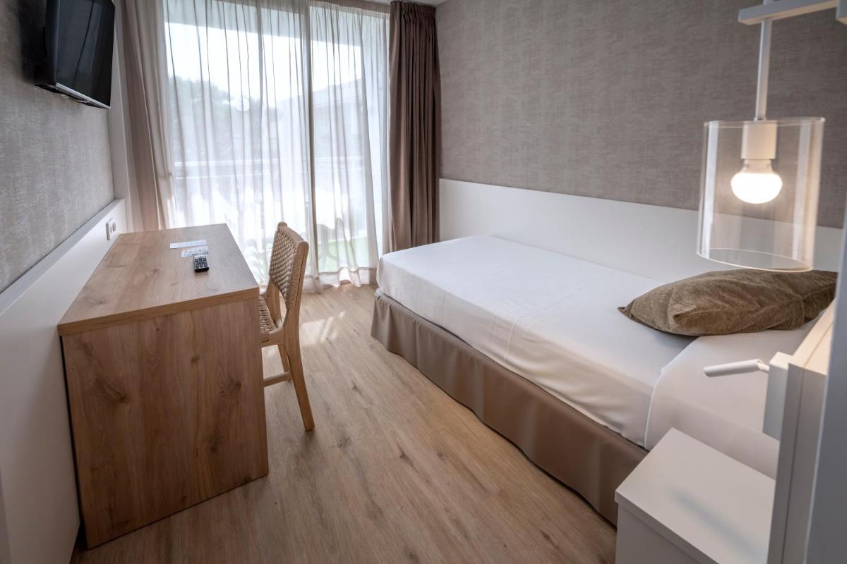 Cama o camas de una habitación en GHT Costa Brava & Spa