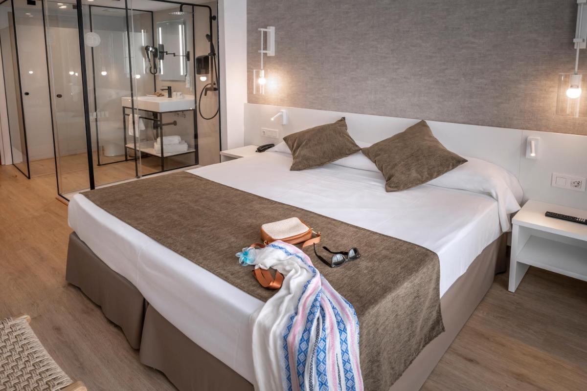 Cama o camas de una habitación en GHT Costa Brava & Spa