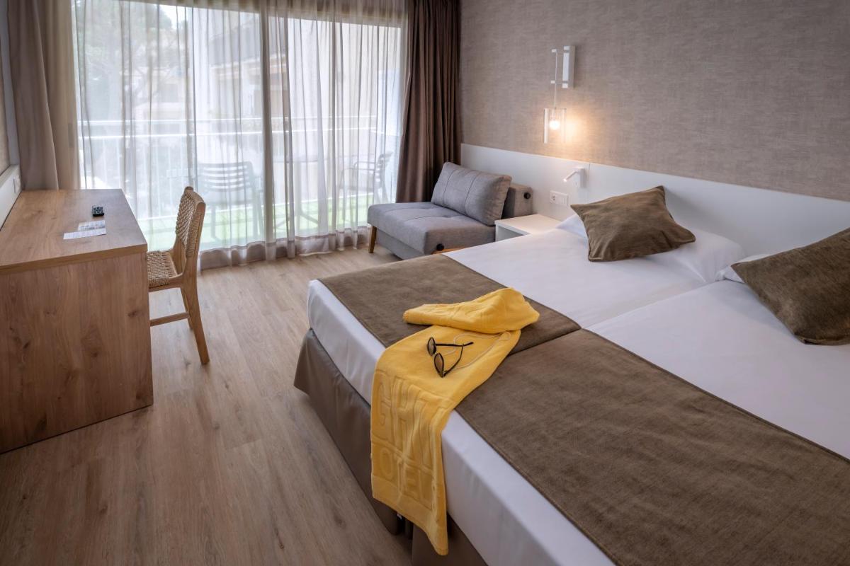 Cama o camas de una habitación en GHT Costa Brava & Spa