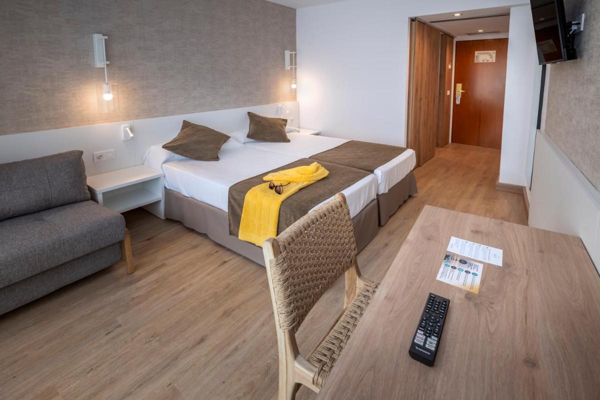Cama o camas de una habitación en GHT Costa Brava & Spa