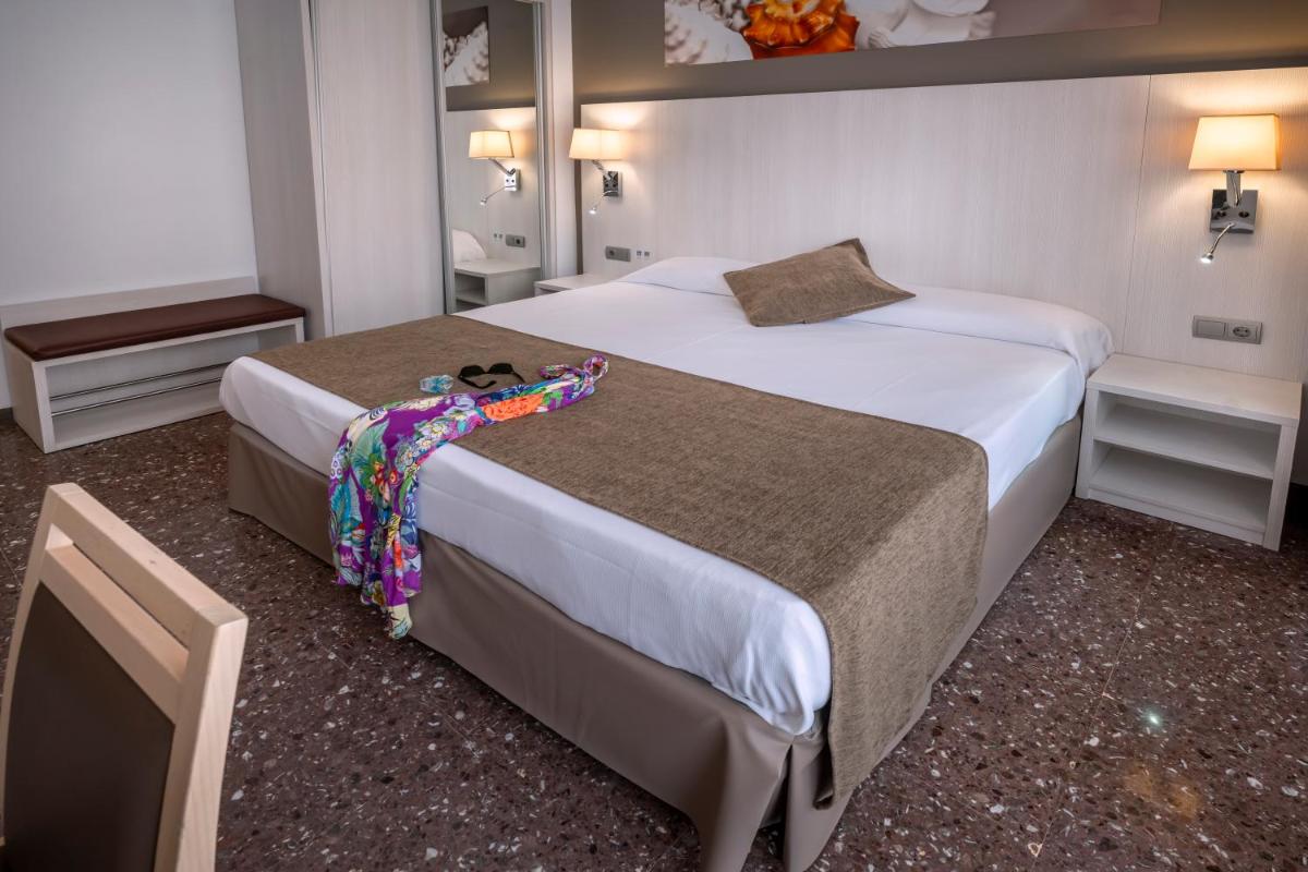 Cama o camas de una habitación en GHT Costa Brava & Spa