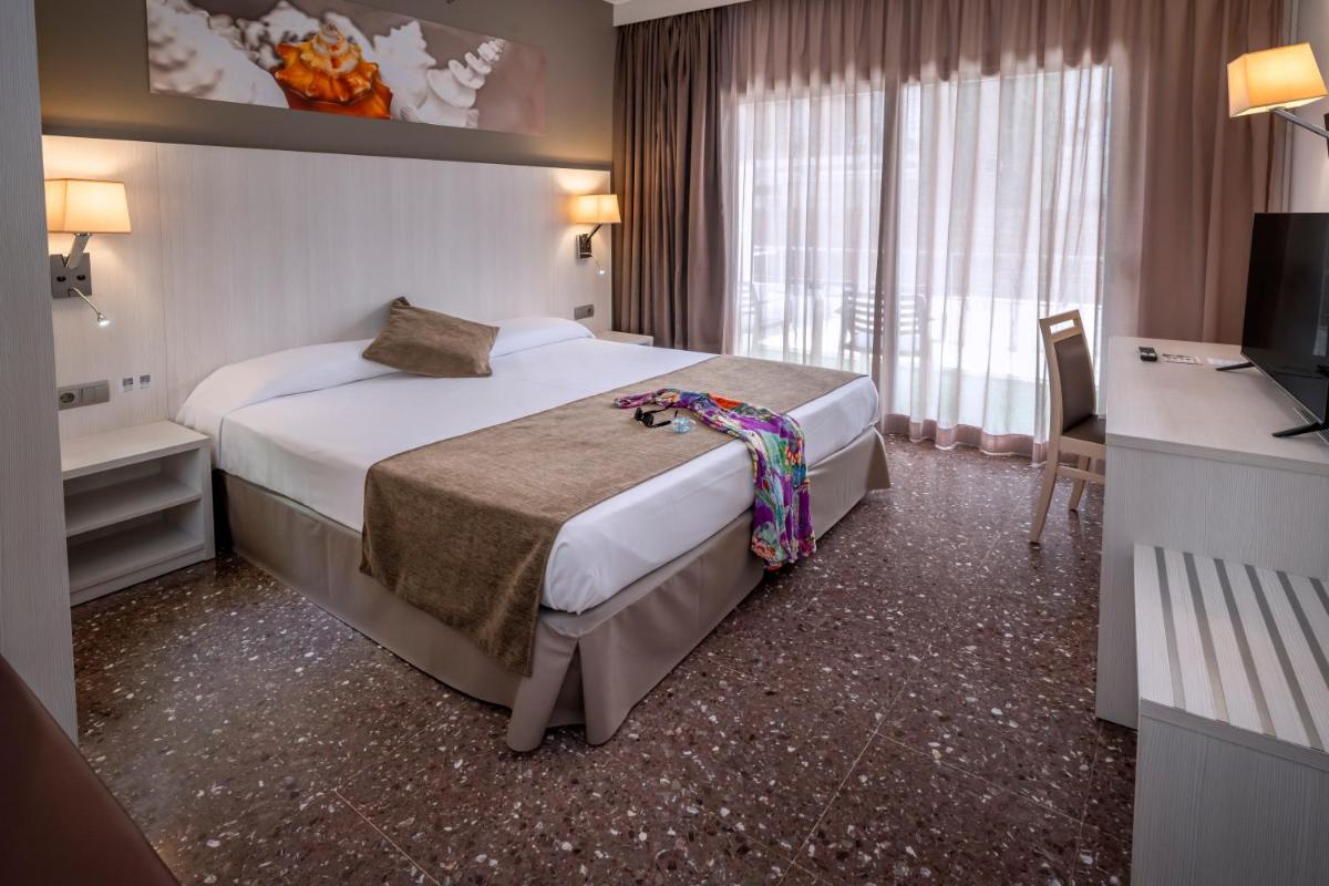 Cama o camas de una habitación en GHT Costa Brava & Spa