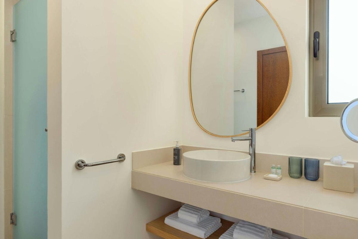 Uma casa de banho em The Westin Salgados Beach Resort, Algarve