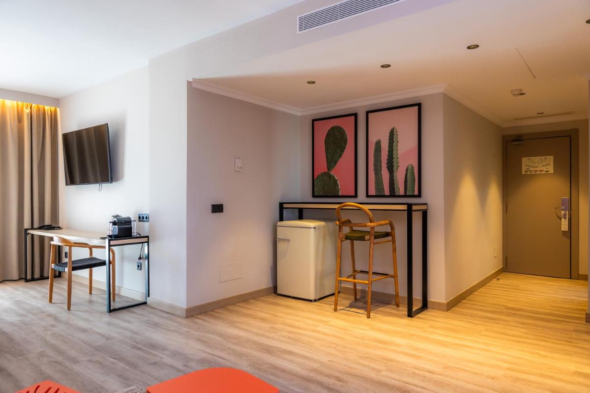 Una cocina o zona de cocina en Marins Beach Club - Adults Only Hotel