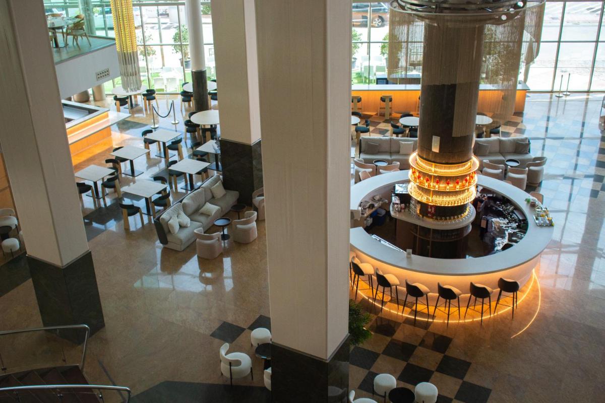 Un restaurante o sitio para comer en AR Diamante Beach & SPA Hotel 4 SUP