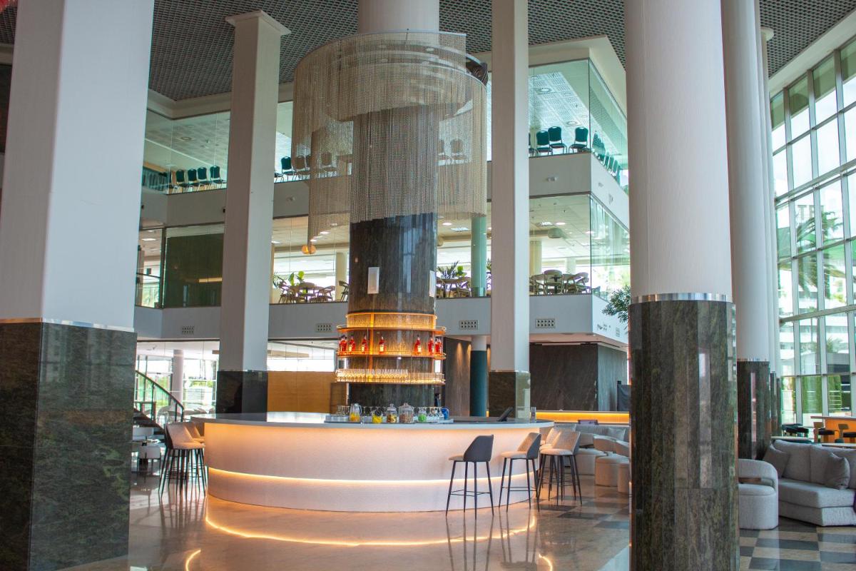 Un restaurante o sitio para comer en AR Diamante Beach & SPA Hotel 4 SUP