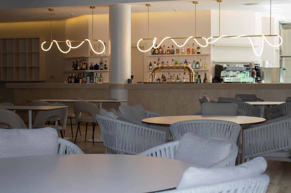 Un restaurante o sitio para comer en AR Diamante Beach & SPA Hotel 4 SUP
