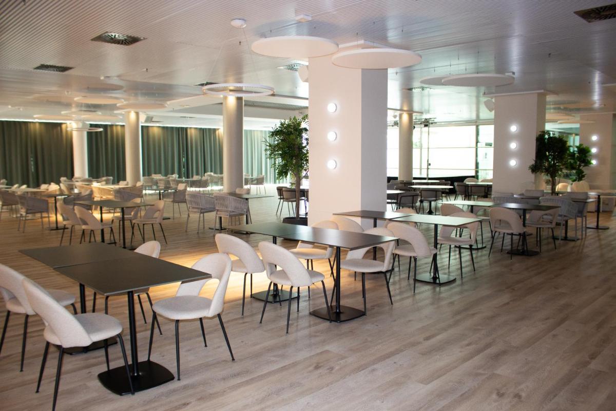 Un restaurante o sitio para comer en AR Diamante Beach & SPA Hotel 4 SUP