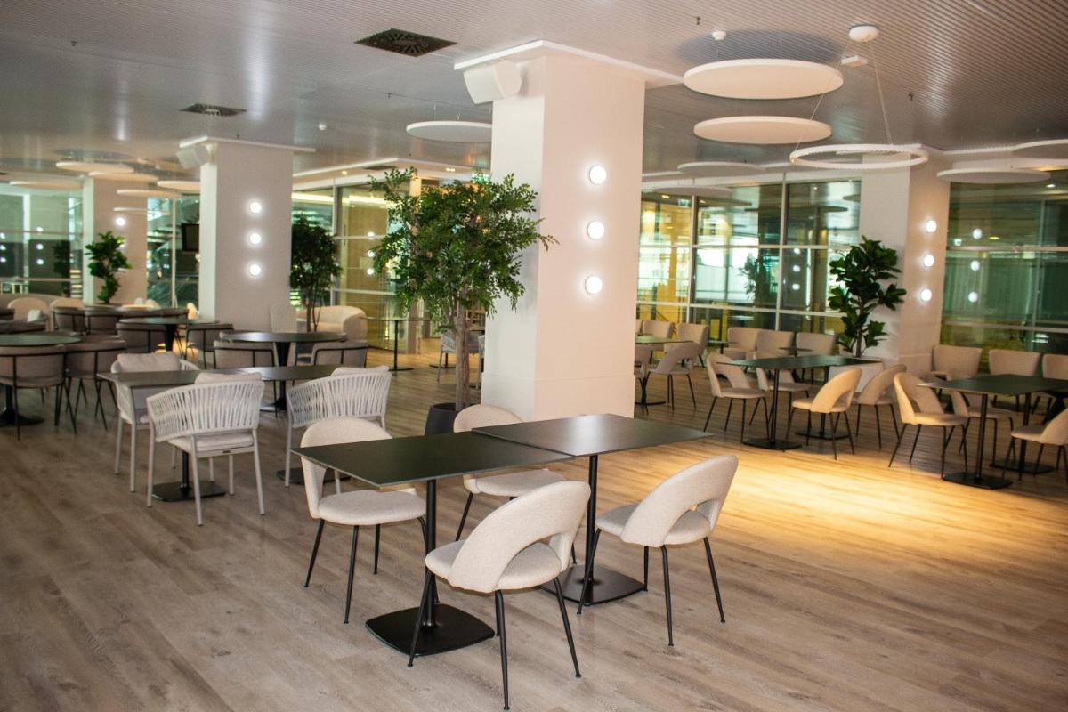 Un restaurante o sitio para comer en AR Diamante Beach & SPA Hotel 4 SUP