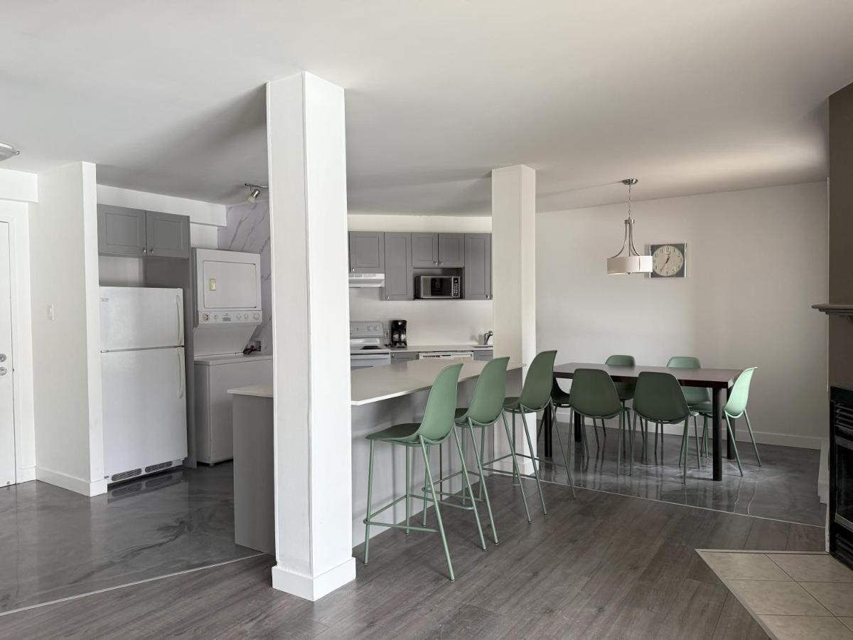 Condos Vacances MSA 2CH AVEC PISCINE ET SPAS EXTERIEURS GRATUITS 4 SAISONS!! - Housity