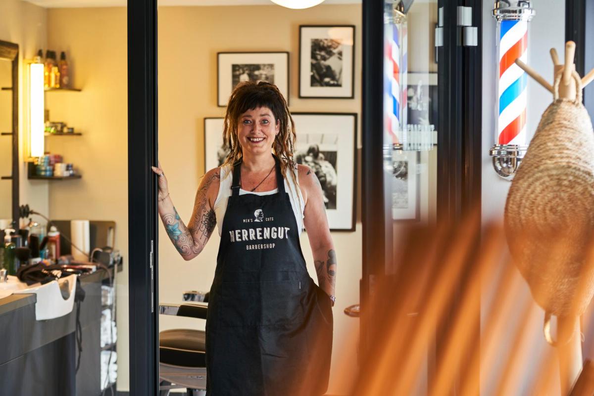 Eine Frau in einer Schürze steht in einem Raum in der Unterkunft Lighthouse Hotel & Spa in Büsum + 37 Fotos
