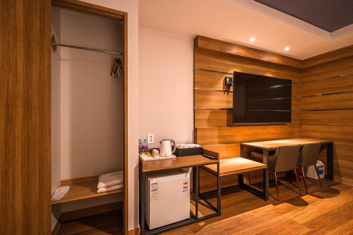 Hotel New Castle Bupyeong - Housity