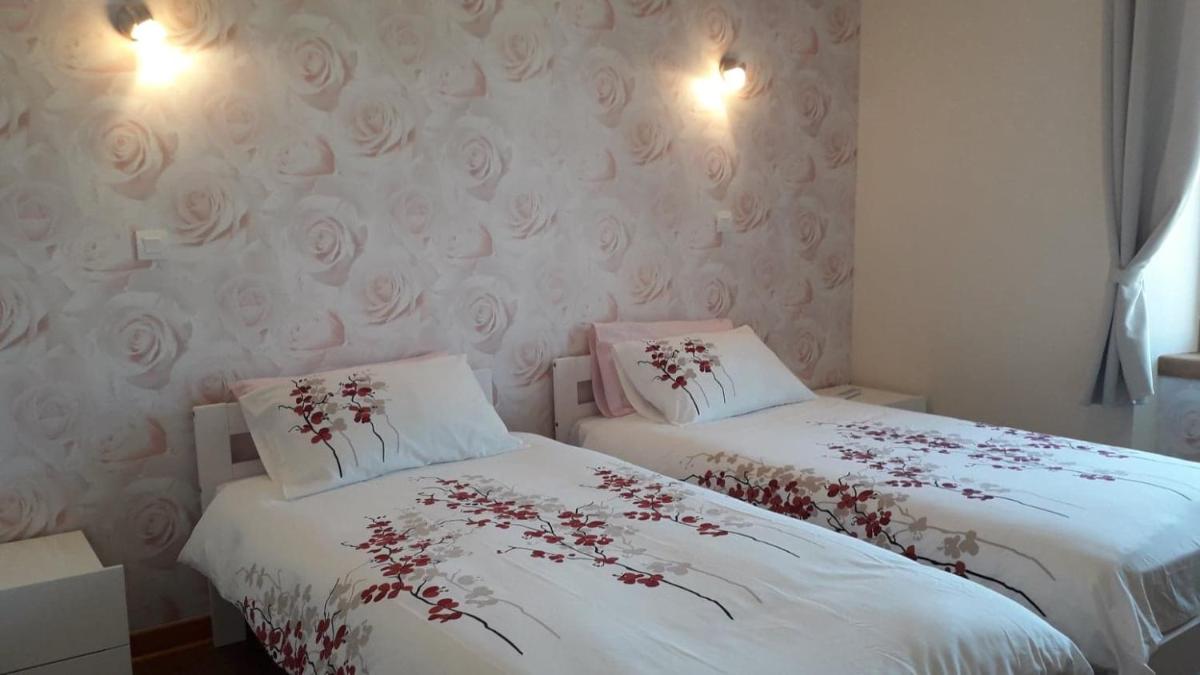 La Maison en Cézallier - Roses - Housity