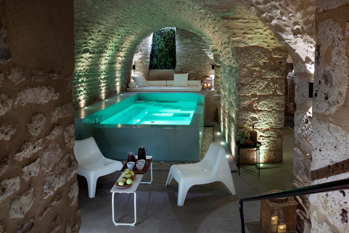 Piscine de l'établissement Hotel De France ou située à proximité