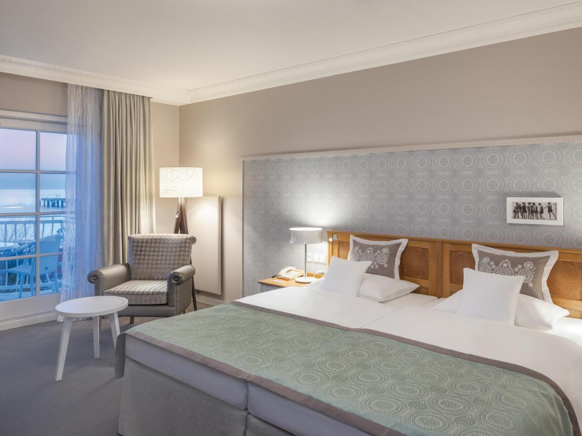Ein Bett oder Betten in einem Zimmer der Unterkunft A-ROSA Kurhaus Binz