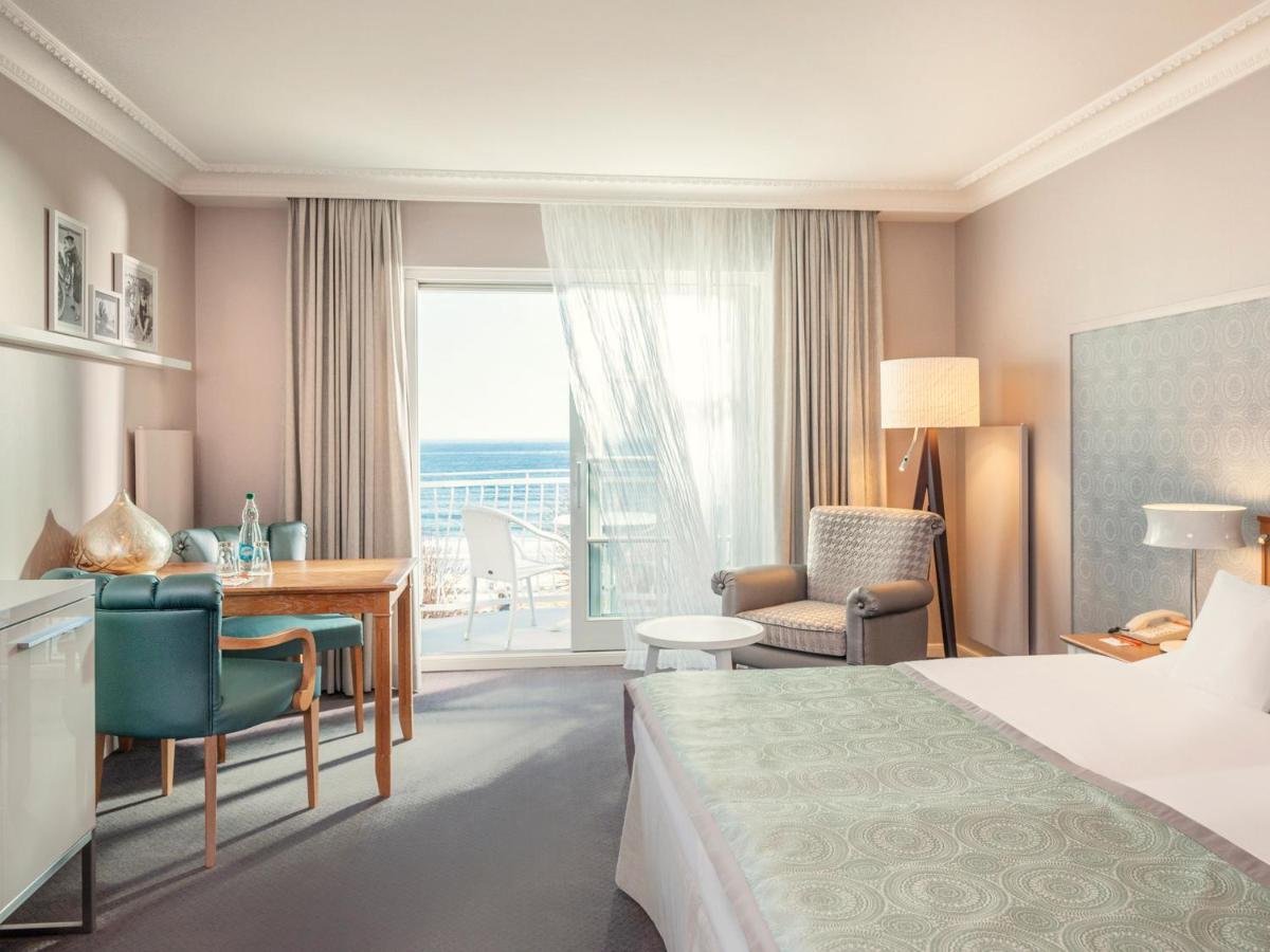 Ein Bett oder Betten in einem Zimmer der Unterkunft A-ROSA Kurhaus Binz