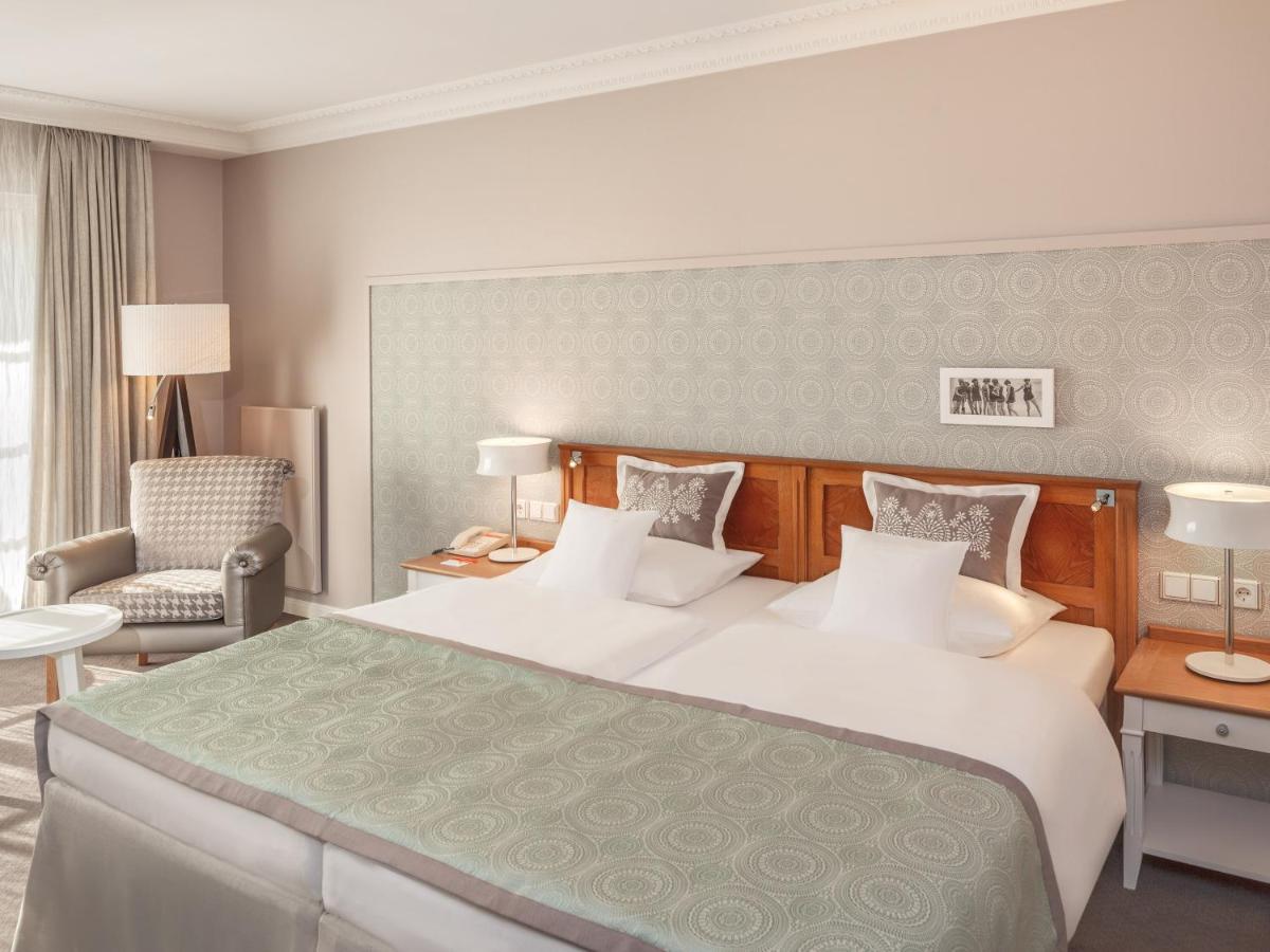 Ein Bett oder Betten in einem Zimmer der Unterkunft A-ROSA Kurhaus Binz