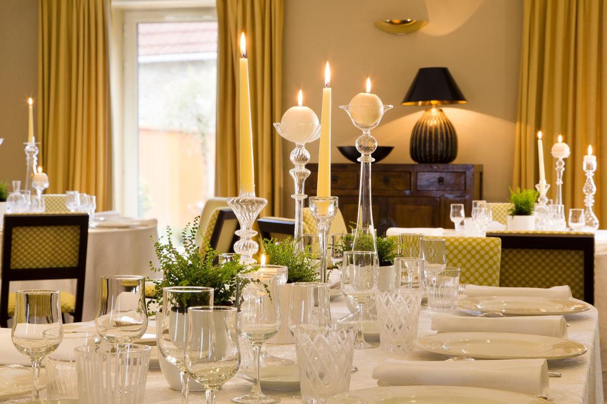 Restaurant ou autre lieu de restauration dans l'établissement Hotel De France
