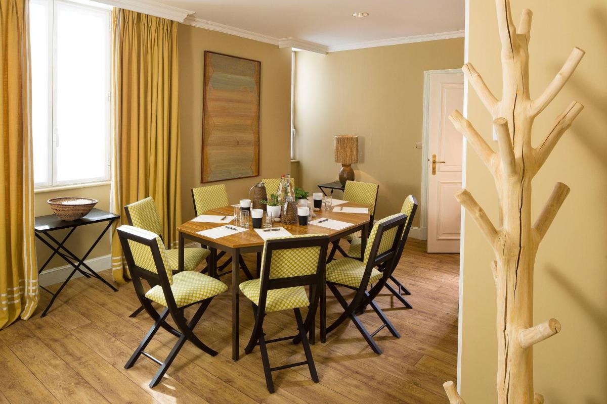 Coin salon dans l'établissement Hotel De France
