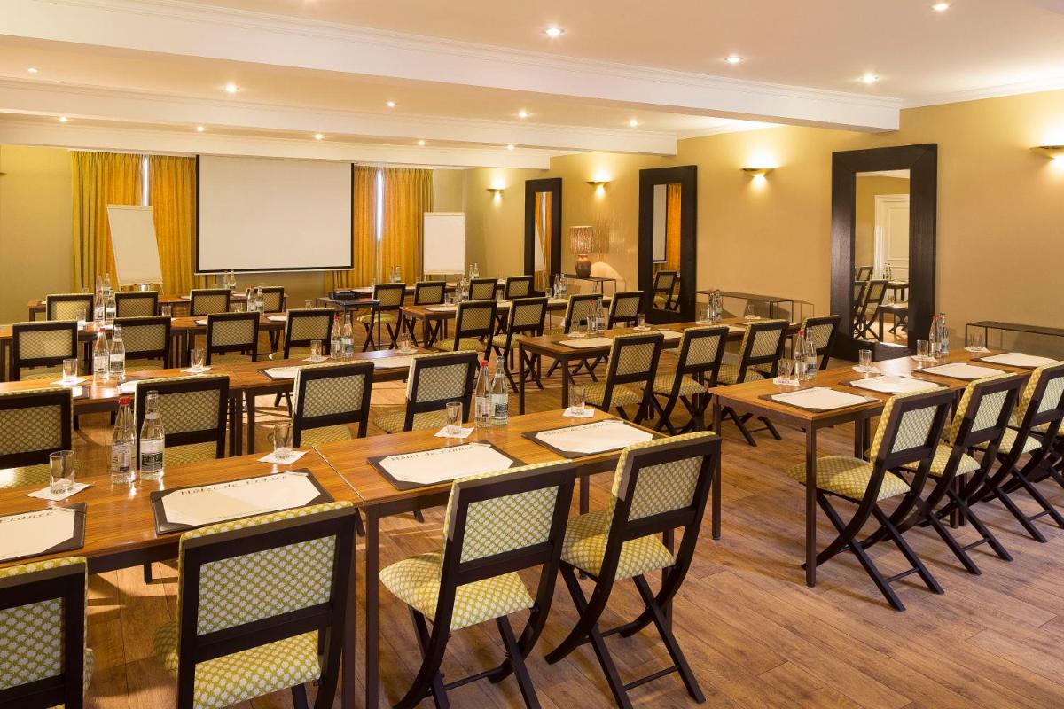 Restaurant ou autre lieu de restauration dans l'établissement Hotel De France