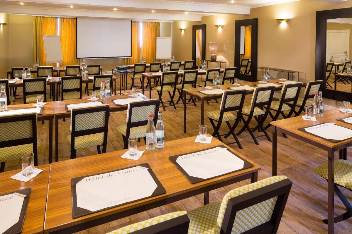 Restaurant ou autre lieu de restauration dans l'établissement Hotel De France