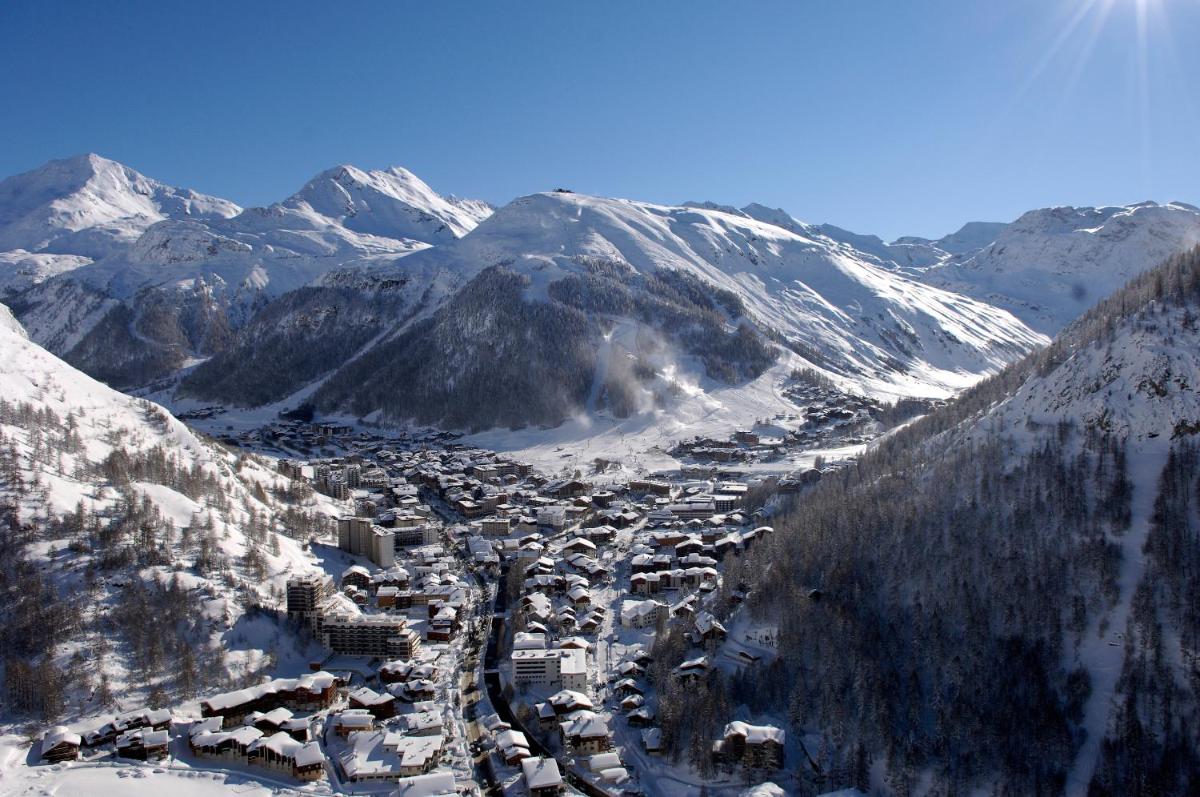 Vue générale sur la montagne ou vue sur la montagne depuis l'hôtel