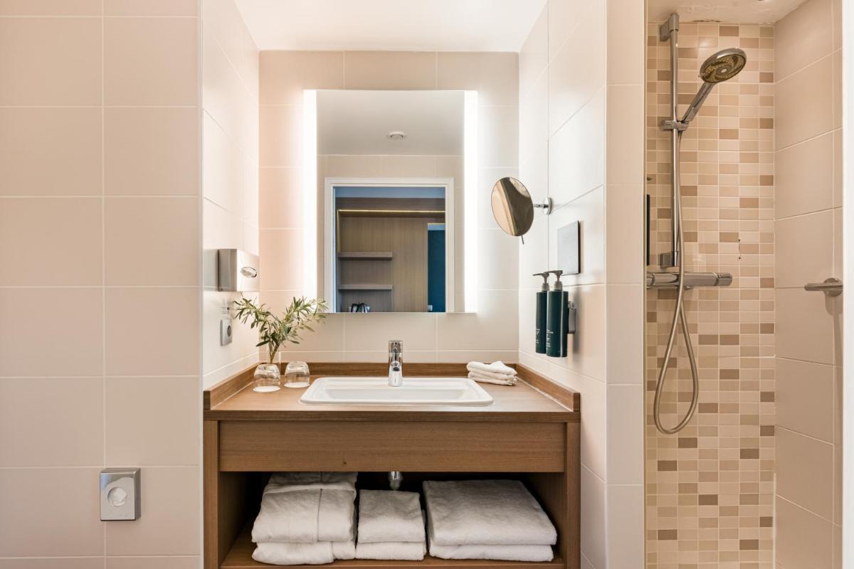 Salle de bains dans l'établissement DoubleTree by Hilton Lyon Eurexpo & Spa