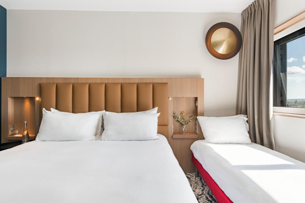 Un ou plusieurs lits dans un hébergement de l'établissement DoubleTree by Hilton Lyon Eurexpo & Spa