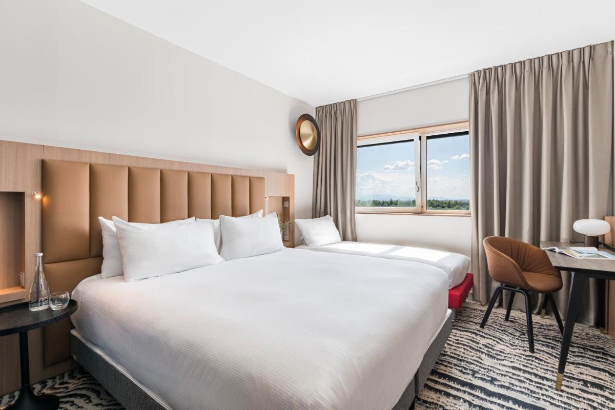 Un ou plusieurs lits dans un hébergement de l'établissement DoubleTree by Hilton Lyon Eurexpo & Spa