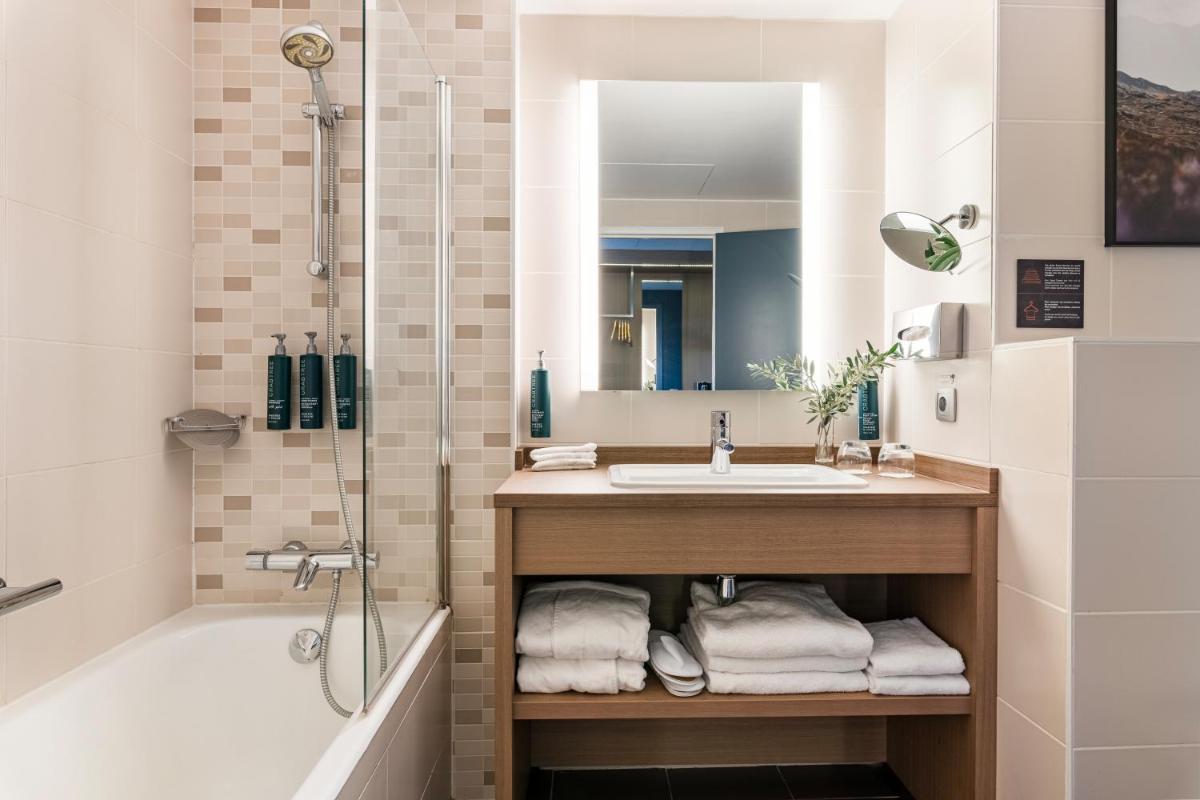 Salle de bains dans l'établissement DoubleTree by Hilton Lyon Eurexpo & Spa