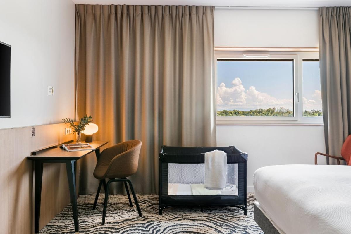 Un ou plusieurs lits dans un hébergement de l'établissement DoubleTree by Hilton Lyon Eurexpo & Spa