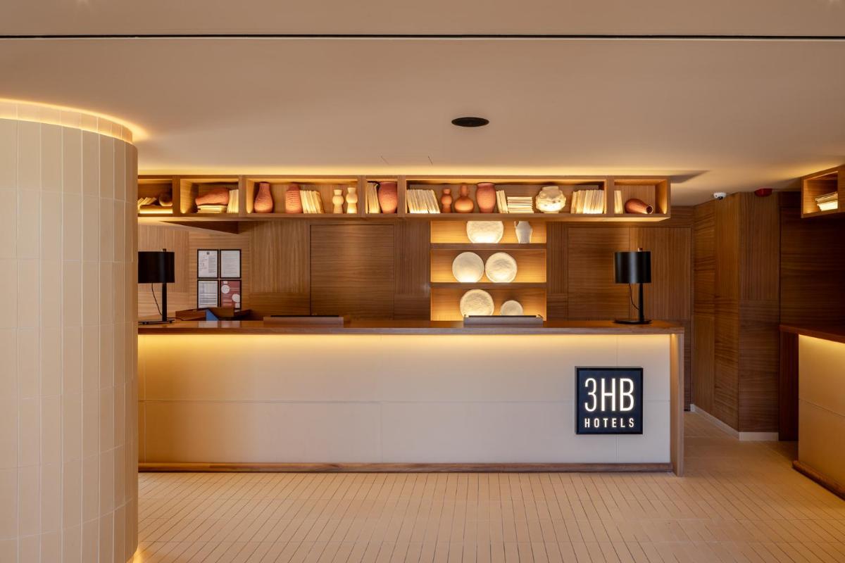 uma grande cozinha com um balcão num quarto em 3HB Falesia Beach em Albufeira