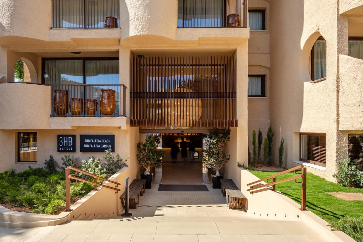 uma vista exterior de um edifício com uma passagem em 3HB Falesia Beach em Albufeira