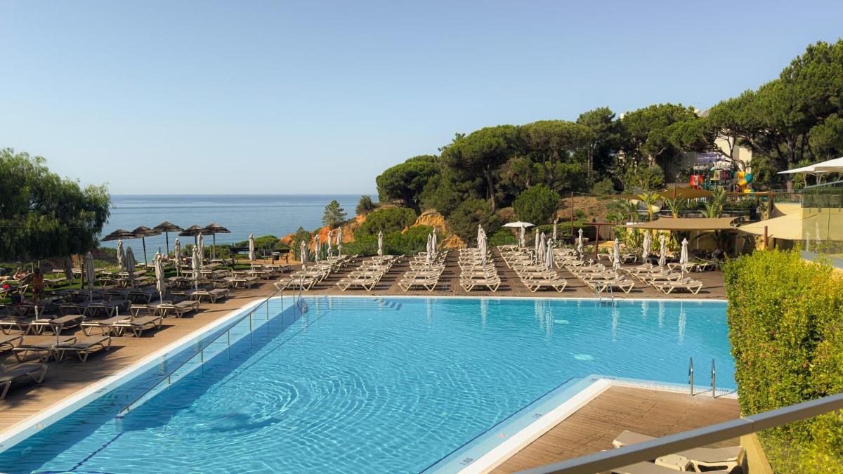 A piscina em ou perto de 3HB Falesia Beach