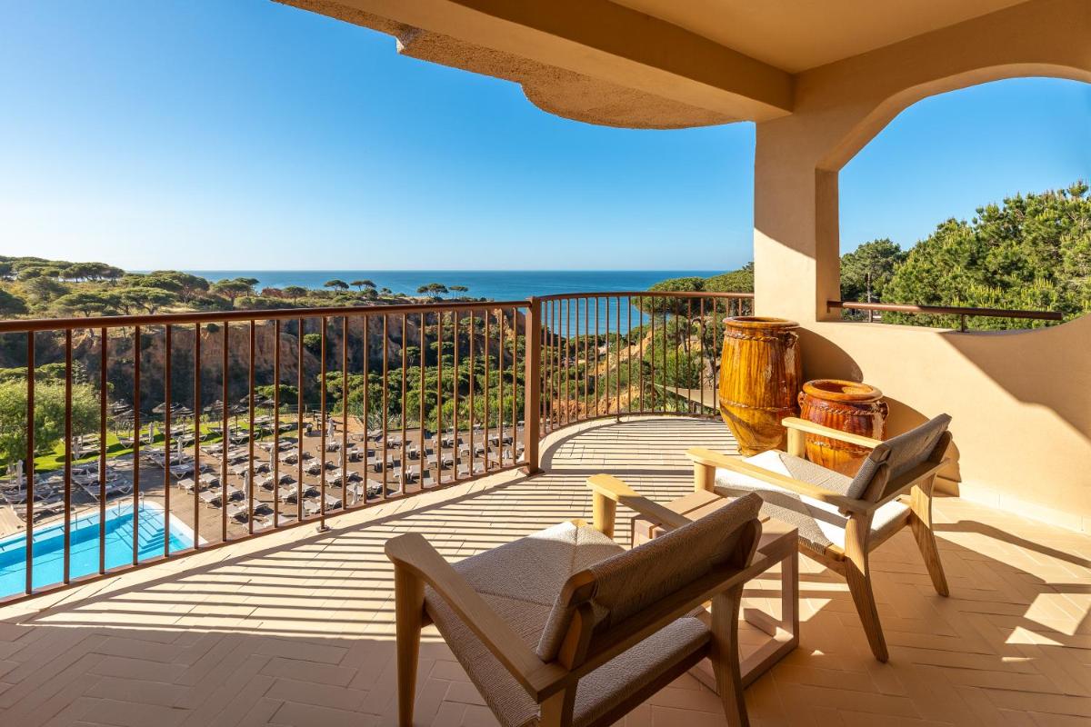 uma varanda com cadeiras e vista para o oceano em 3HB Falesia Beach em Albufeira