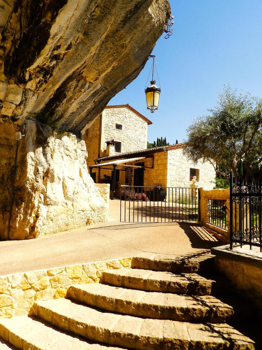 Chez Les Grottes - Housity