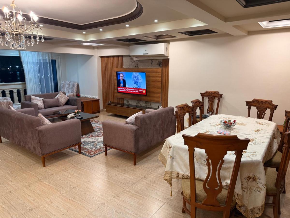 شقه مطله علي قناة السويس والبحر فيو رائع 702 بورسعيد - Housity
