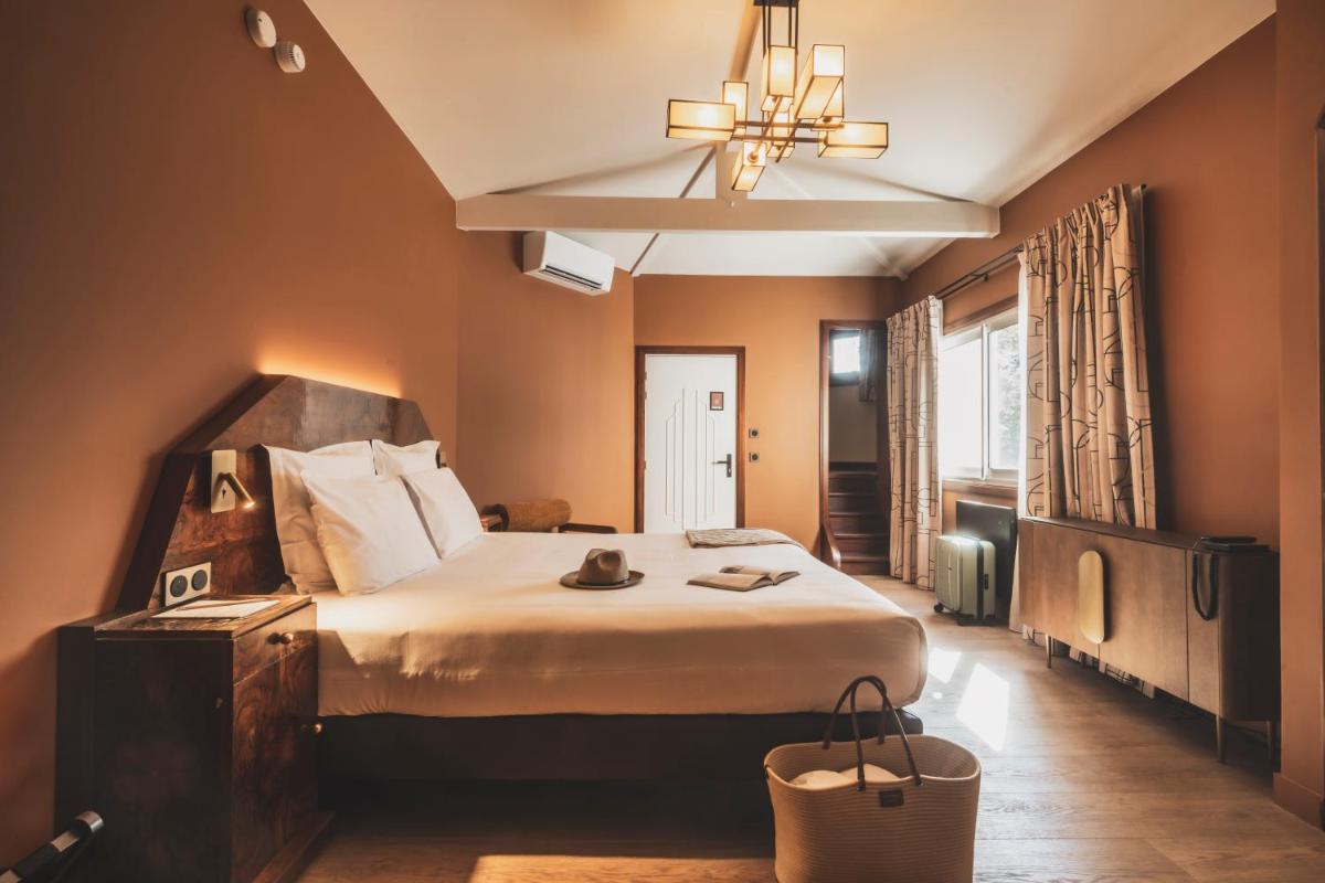 une chambre avec un grand lit et une télévision dans l'établissement Parc Victoria Hôtel, à Saint-Jean-de-Luz