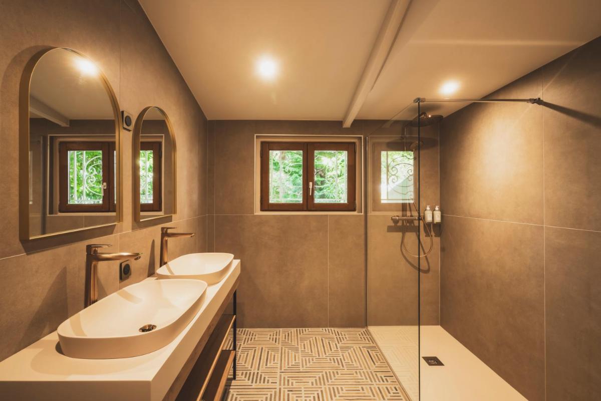 une salle de bain avec un lavabo et une douche dans l'établissement Parc Victoria Hôtel, à Saint-Jean-de-Luz
