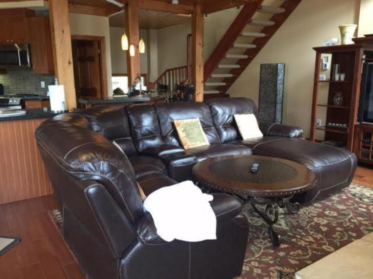 Blue Mountain-Luxurious BlueSki George Chalet, Hot Tub, Pool, Gas Fireplace - Hizvo