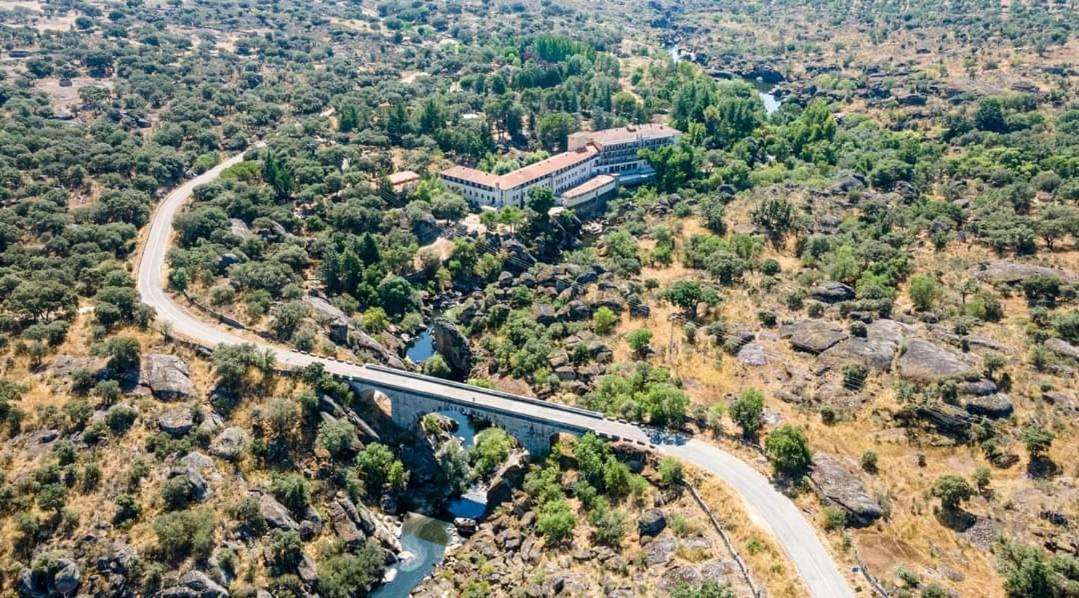 una vista aérea de un edificio y una carretera en Hotel Balneario de Retortillo, en Retortillo