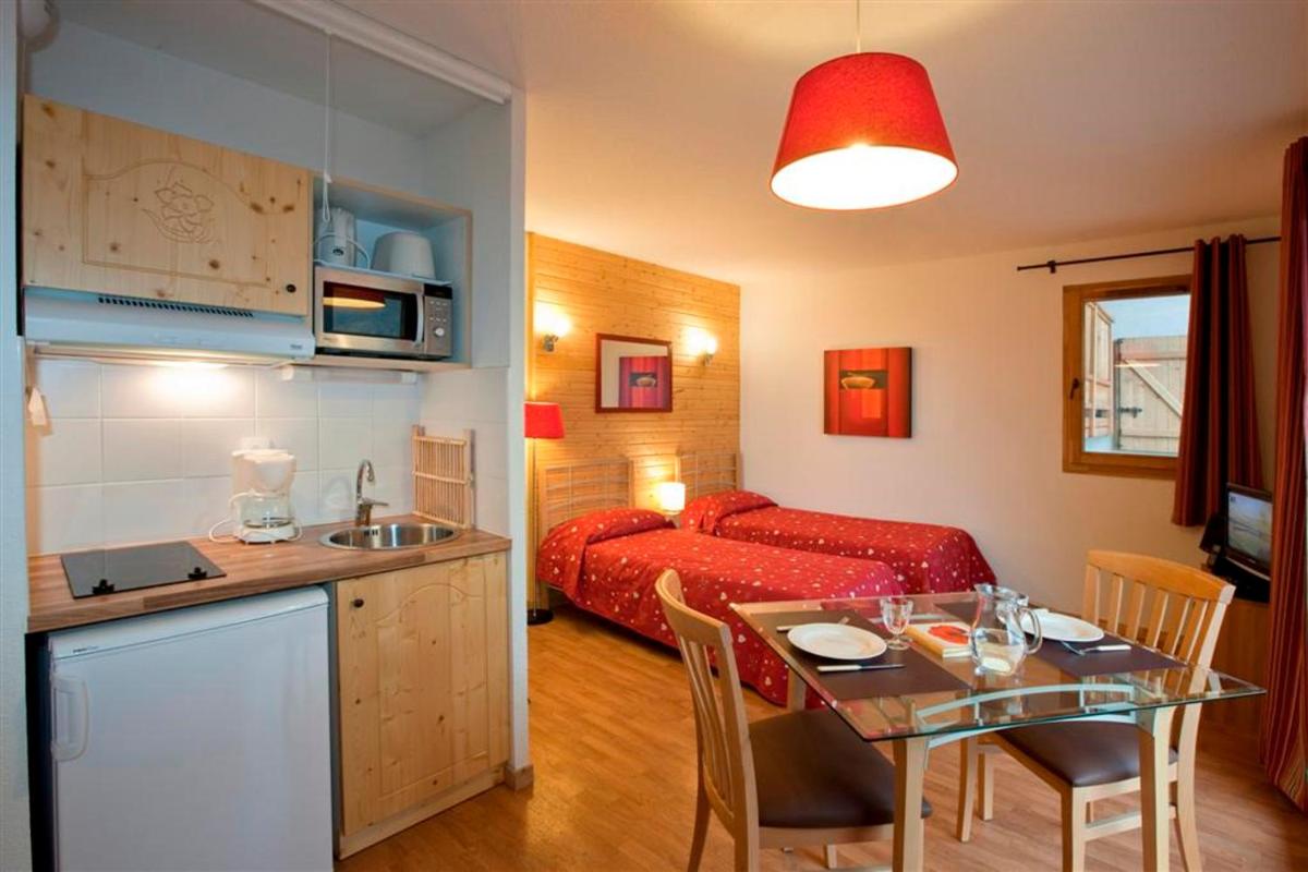 une pièce avec une cuisine et une chambre avec un lit dans l'établissement Résidence Orelle 3 vallées by AltiResid, à Orelle