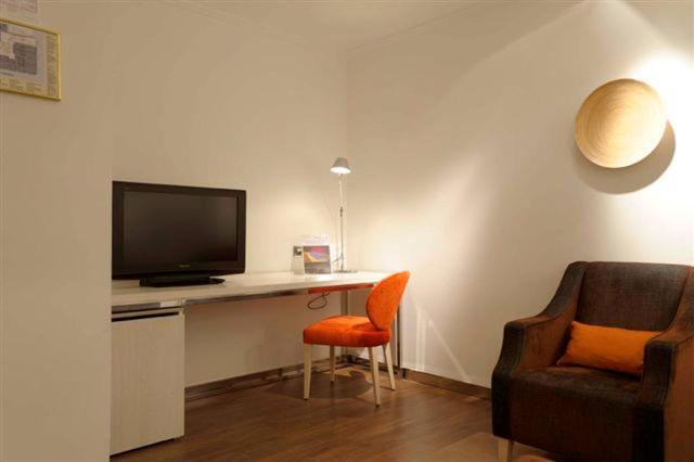 sala de estar con escritorio, TV y silla en San Ramón del Somontano, en Barbastro