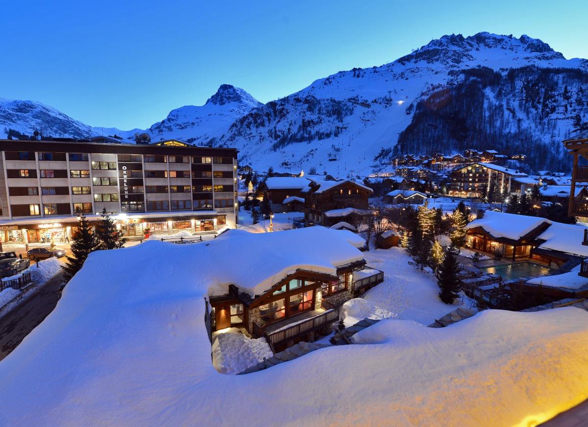 Vue générale sur la montagne ou vue sur la montagne depuis l'hôtel