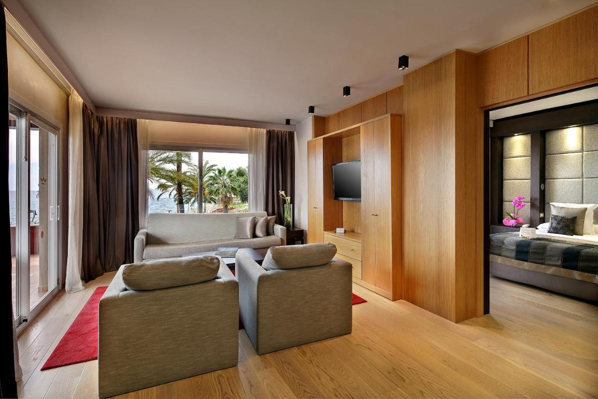 Una televisión o centro de entretenimiento en Palace Bonanza Playa Resort & SPA by Olivia Hotels Collection